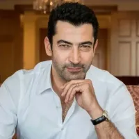 A.B.İ. Dizisiyle Ekranlara Dönen Kenan İmirzalıoğlu Aslen Nereli, Aile Hayatı ve Oyunculuk Kariyeri..