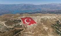 Ahır Dağı'ndaki Dev Türk Bayrağı Yeniden İlk Günkü Görkemine Kavuştu
