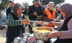 Yörük kadınları, Mersin'e gelen depremzedeler için kazan kaynatıyor