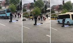 Trafiğin ortasına seccade serip namaz kıldı