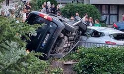 Kontrolü kaybetti, park halindeki otomobilin üzerine düştü