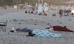 Antalya'da Sıcaktan Bunalanlar Geceyi Sahillerde Geçirdi