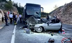 Yolcu otobüsüyle otomobil çarpıştı, 1 kişi öldü, 5 kişi yaralandı!