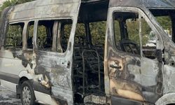 Ümraniye'de yanan servis minibüsü kullanılamaz hale geldi