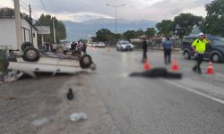 Refüje çarpan otomobilin sürücüsü öldü