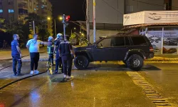 Adana'da trafik ışıklarında bekleyen cipte yangın çıktı