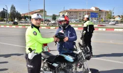 Malatya'da trafik polisleri motosiklet sürücülerine kask hediye etti