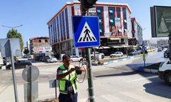 Büyükşehir, Trafik İşaret ve İşaretçilerinin Bakımını Sürdürüyor