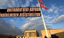 Anıtkabir'deki bayrak indirilmeden değiştiriliyor