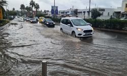 Bodrum’da sağanak yağmur; cadde ve sokaklar nehre döndü