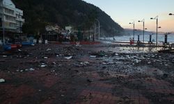 Sinop'ta fırtına: Dev dalgalar taştı, iş yerleri zarar gördü