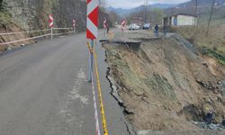 Trabzon'da yol çöktü