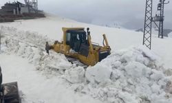 Hakkari'de mayıs ayında karla mücadele sürüyor