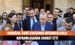 Erdoğan, Cami çıkışında vatandaşlarla bayramlaşarak sohbet etti