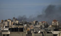 İsrail'in Gazze'de bir aracı hedef alması sonucu 3 kişi öldü