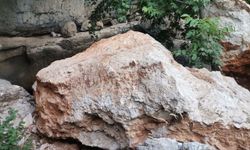 Kahramanmaraş'ta Dağdan Düşen Dev Kayalar Mağaranın Ağzını Kapattı