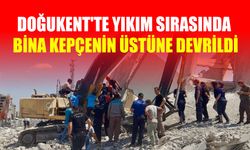 Doğukent'te Yıkım Sırasında Bina Kepçenin Üstüne Devrildi