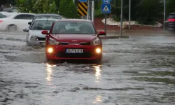 Şiddetli yağış hayatı olumsuz etkiledi: Yollar göle döndü