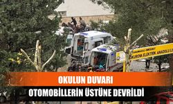 Okulun Duvarı Otomobillerin Üstüne Devrildi