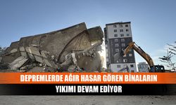 Depremlerde ağır hasar gören binaların yıkımı devam ediyor