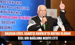 Başkan Cüce, Sanatçı Onurlu’ya hatıra olarak özel bir bağlama hediye etti