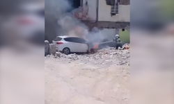 Diyarbakır'da seyir halindeyken alev alan minibüs tamamen yandı