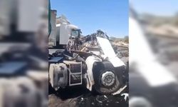 Otoyolda tanker ile kamyon çarpıştı