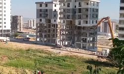 Ağır hasarlı binaların yıkımı devam ediyor