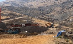 Kamyonet ile inşaat malzemesi arasında kalan kişi öldü
