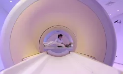 Boynundaki kolyeyle girdiği MR odasında hayatını kaybetti!