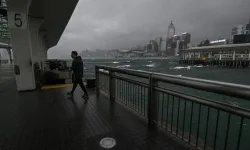 Hong Kong'da "Wipha" Tayfunu Alarmı: T10 Seviyesi Verildi, 500 Uçuş İptal!