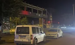Görev Uğruna Canını Tehlikeye Attı: Üst Geçitten Düşen Polis Memuru Hastaneye Kaldırıldı