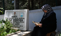 Silah arkadaşları şehit polisin annesini 9 yıldır yalnız bırakmıyor