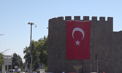 Meydanlar, caddeler ve evler Türk bayraklarıyla süslendi