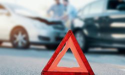 Telefon direğine çarpan otomobilin sürücüsü yaralandı