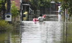 Endonezya'da sel bilançosu ağırlaşıyor: 79 ölü 100 kayıp