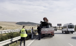 Gaziantep'te feci kaza: Araç orta refüje çarptı!