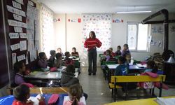 Okulunun hem müdürü hem öğretmeni hem de hizmetlisi