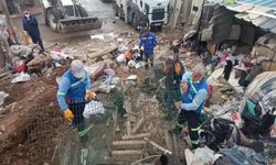 Mersin'de bir evden 10 kamyon çöp çıkarıldı