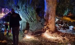 Mersin'de refüje çarparak takla atan otomobildeki 1 kişi öldü, 3 kişi yaralandı