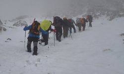 Yoğun kar ve tipi dağcıların Nurhak tırmanışını yarıda kesti