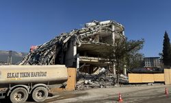 Kahramanmaraş'ta depremde hasar alan iş merkezi yıkıldı