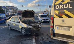 Balıkesir'de öğrenci servisiyle otomobil çarpıştı: 8 yaralı