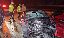 Çorum'da tıra çarpan otomobildeki genç hayatını kaybetti