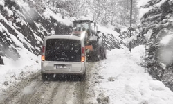 Kastamonu'da kardan kapanan köy yolu hasta kadın için açıldı