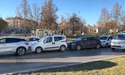 Buzlanan yolda zincirleme kaza: 6 araç birbirine girdi!