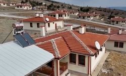 Depremzedeler güvenli köy evlerine yerleşti