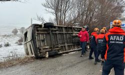 Sivas'ta öğrenci servisi devrildi: 15 yaralı