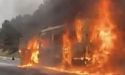 Osmaniye'de seyir halindeki servis minibüsünde çıkan yangın söndürüldü
