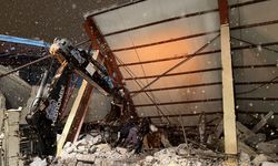 Göksun'da kar nedeniyle çatısı çöken ahırda 18 büyükbaş telef oldu